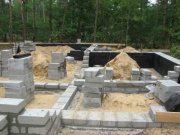 Ważnym etapem budowy jest prawidłowe wykonanie ścian piwnic lub fundamentowych oraz ich zaizolowanie